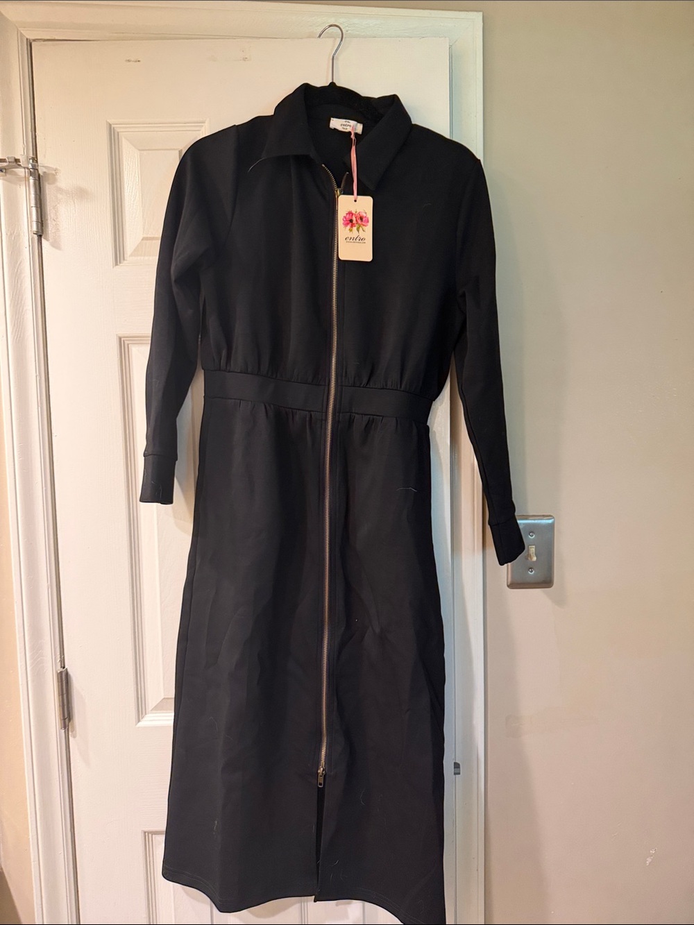 entro Black Long-Sleeve Zip Midi Dress with Collar